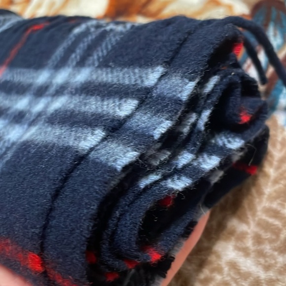 Burberry Winter Scarf Unisex (B) - Picture 6 of 9